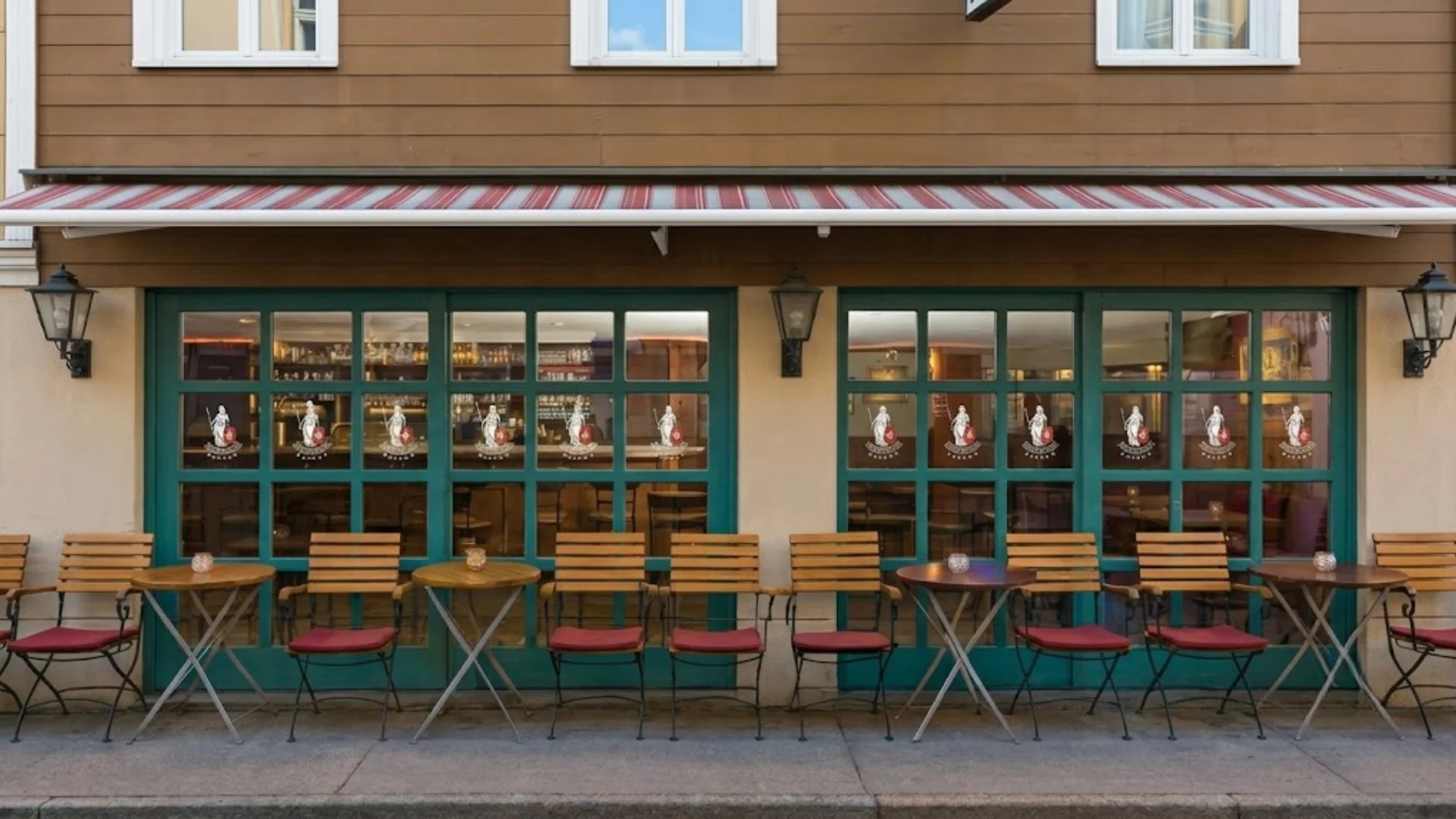 Das Helvetia Pub an der Behämsgasse 1 in Brienz am Tag