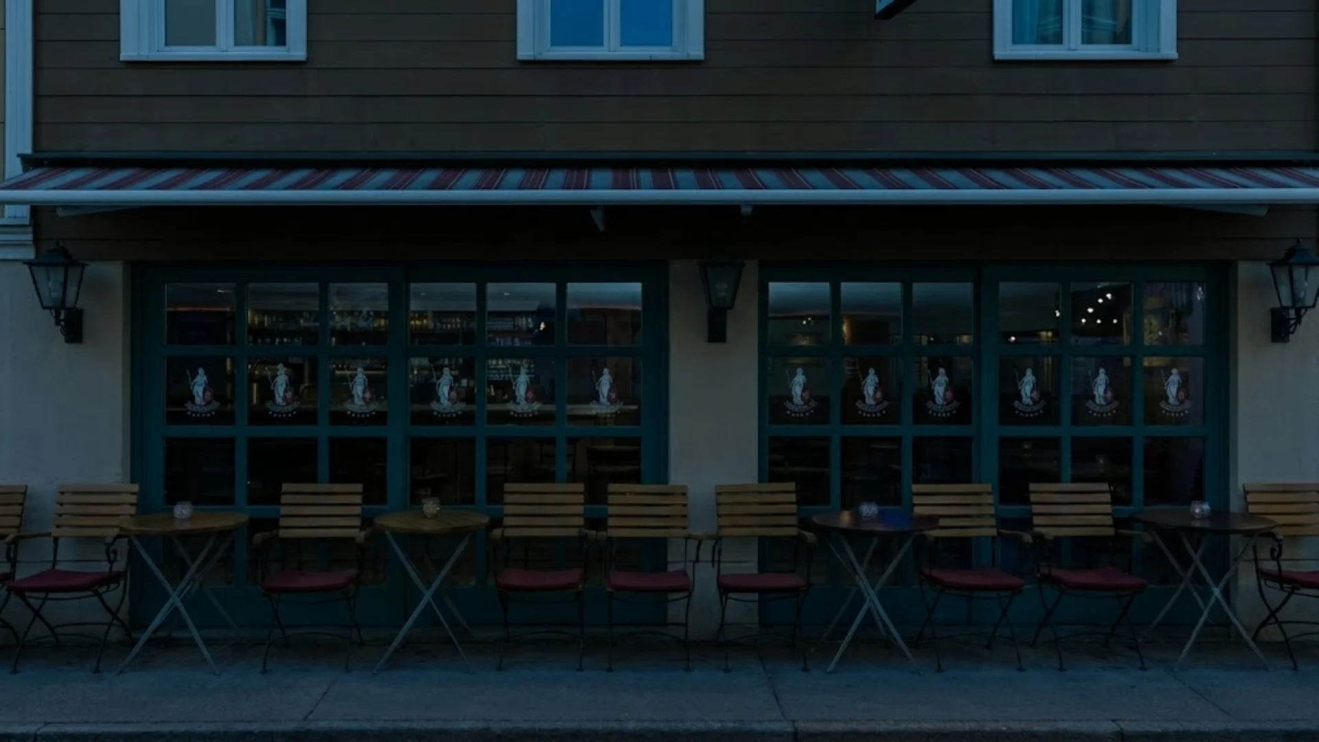 Das Helvetia Pub an der Behämsgasse 1 in Brienz am Abend